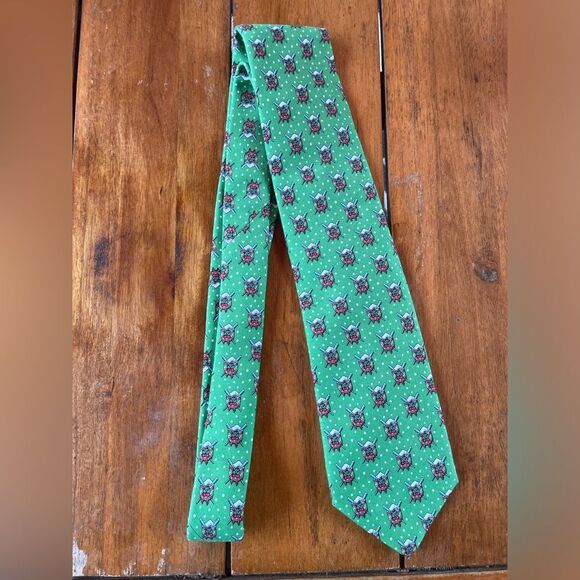 Vineyard Vines Oars And Wreaths Men’s Silk Christmas Tie - Picture 1 of 5